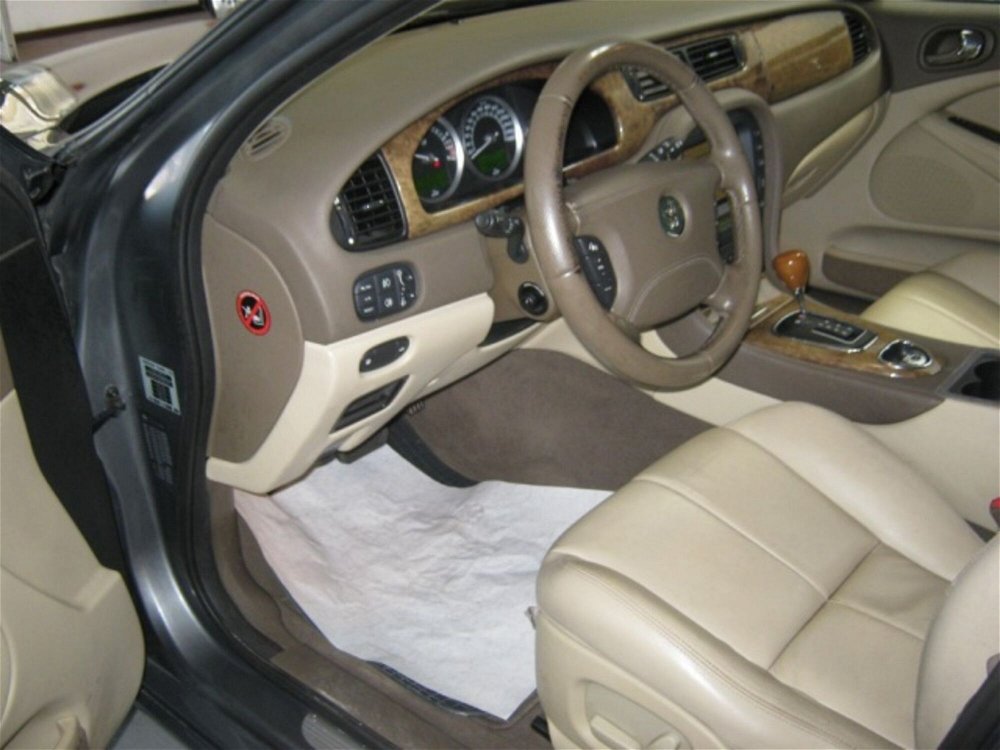 Jaguar S-Type (X207) 2.7 diesel V6 cat Exec. del 2005 usata a Ascoli Piceno (5)