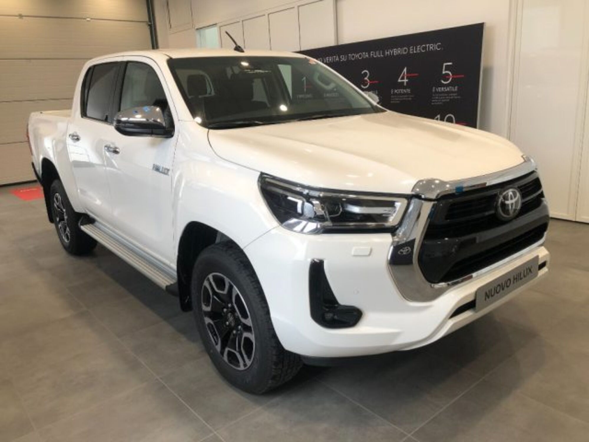 Toyota Hilux 2.D-4D 4WD porte Double Cab Executive  nuova a Cuneo