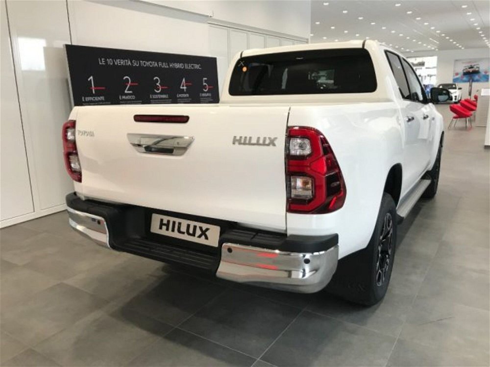 Toyota Hilux 2.8 D A/T 4WD porte Double Cab Executive nuova a Cuneo (4)