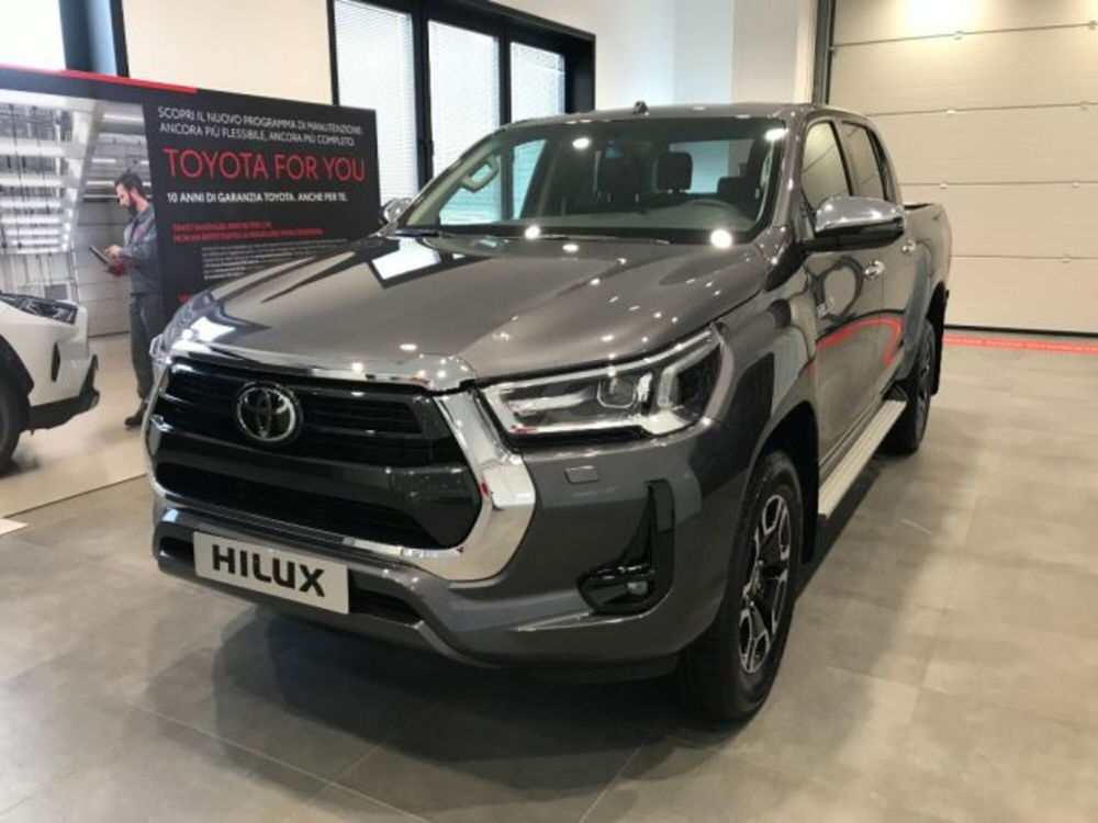 Toyota Hilux 2.8 D A/T 4WD porte Double Cab Executive nuova a Cuneo