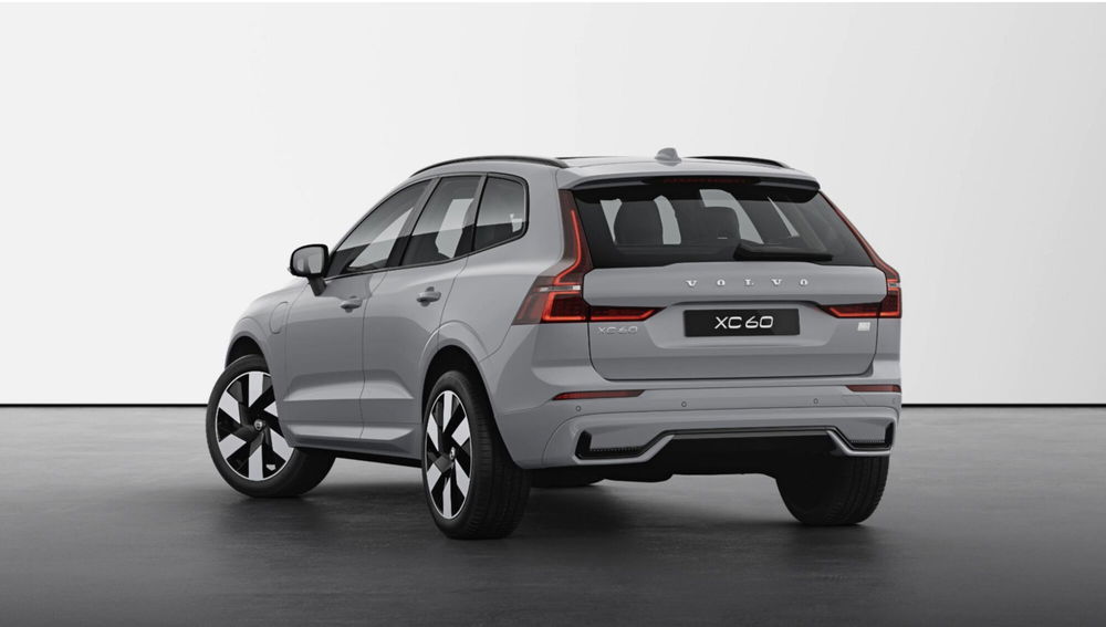 Volvo XC60 T6 Recharge AWD Plug-in Hybrid aut. Ultimate Dark nuova a Como (3)