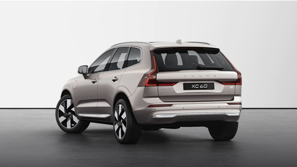 Volvo XC60 T6 Recharge AWD Plug-in Hybrid aut. Ultimate Bright nuova a Como (3)