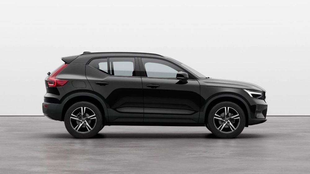 Volvo XC40 B3 automatico Plus Dark  nuova a Como (2)