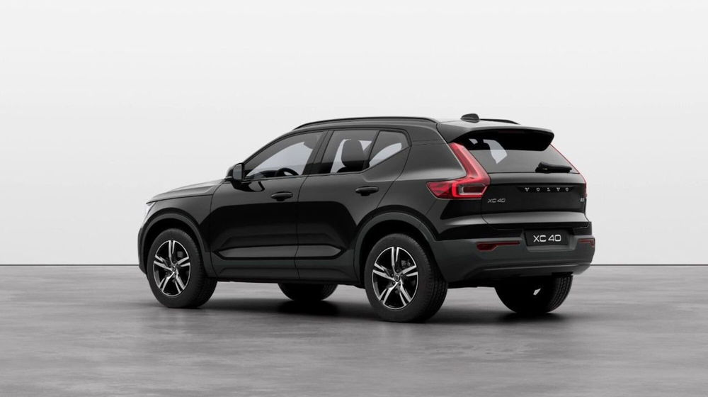 Volvo XC40 B3 automatico Plus Dark  nuova a Como (3)