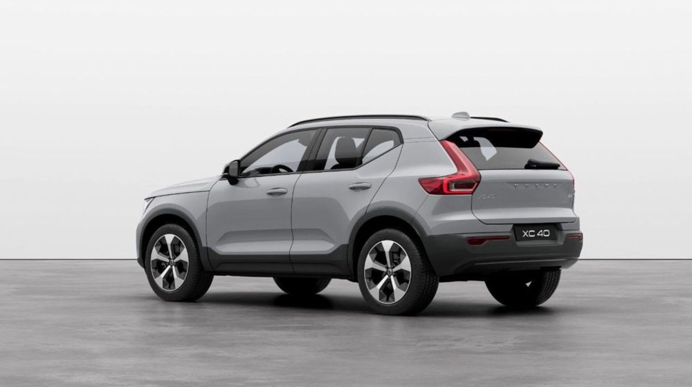 Volvo XC40 B3 automatico Ultimate Dark  nuova a Como (3)