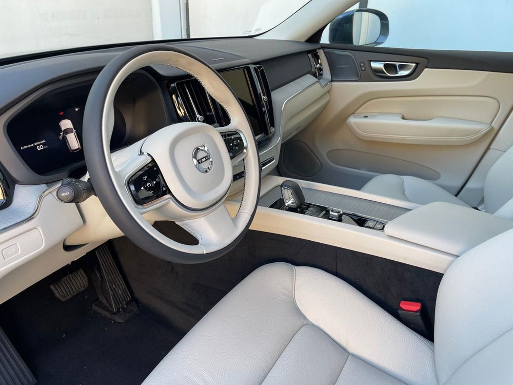 Volvo XC60 nuova a Como (9)