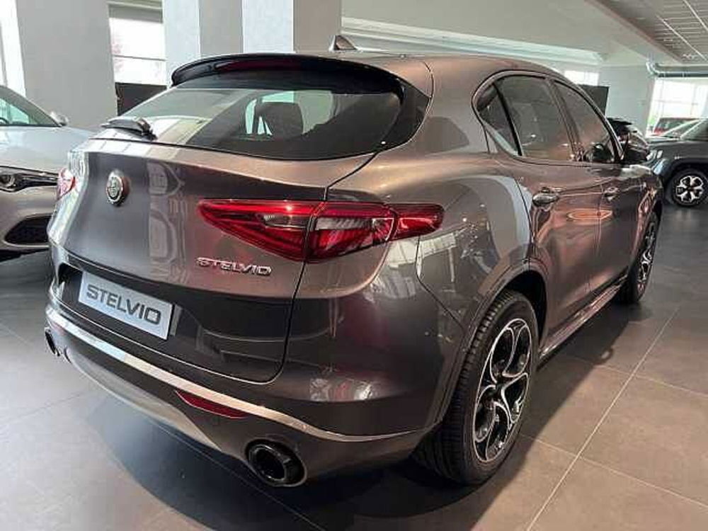 Alfa Romeo Stelvio nuova a Cuneo (4)