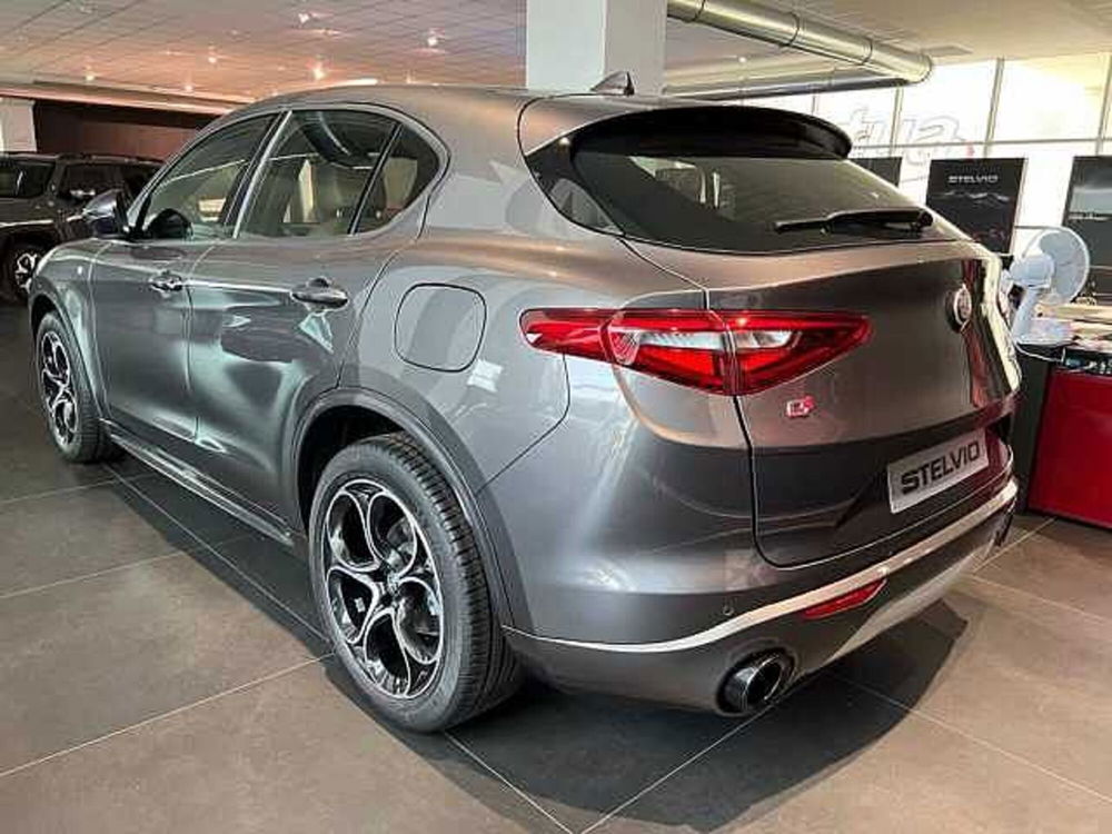 Alfa Romeo Stelvio nuova a Cuneo (5)