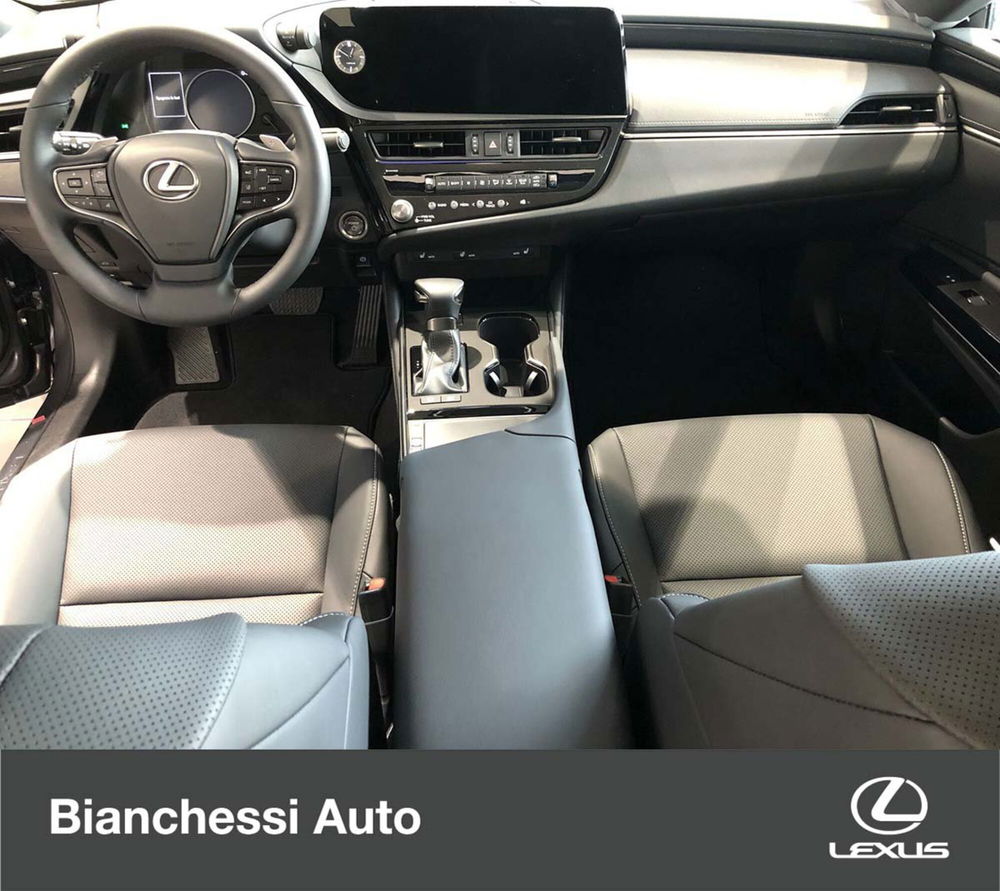 Lexus ES nuova a Cremona (7)