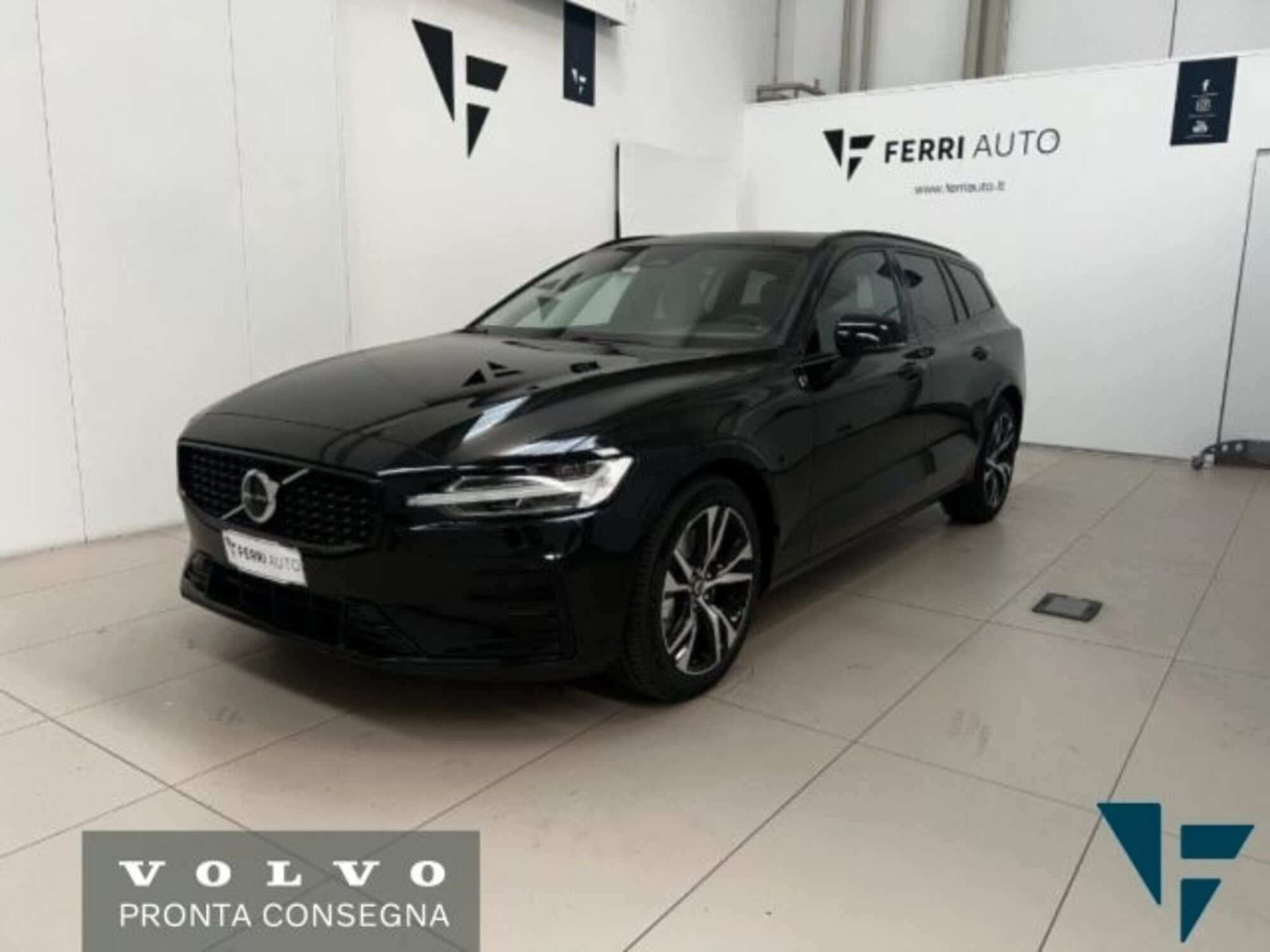 Volvo V60 B4 automatico Plus Dark  nuova a Tavagnacco