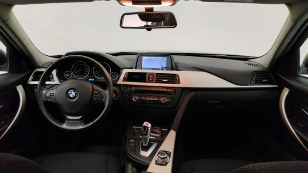 BMW Serie 3 318d Business aut. del 2015 usata a Novara (4)