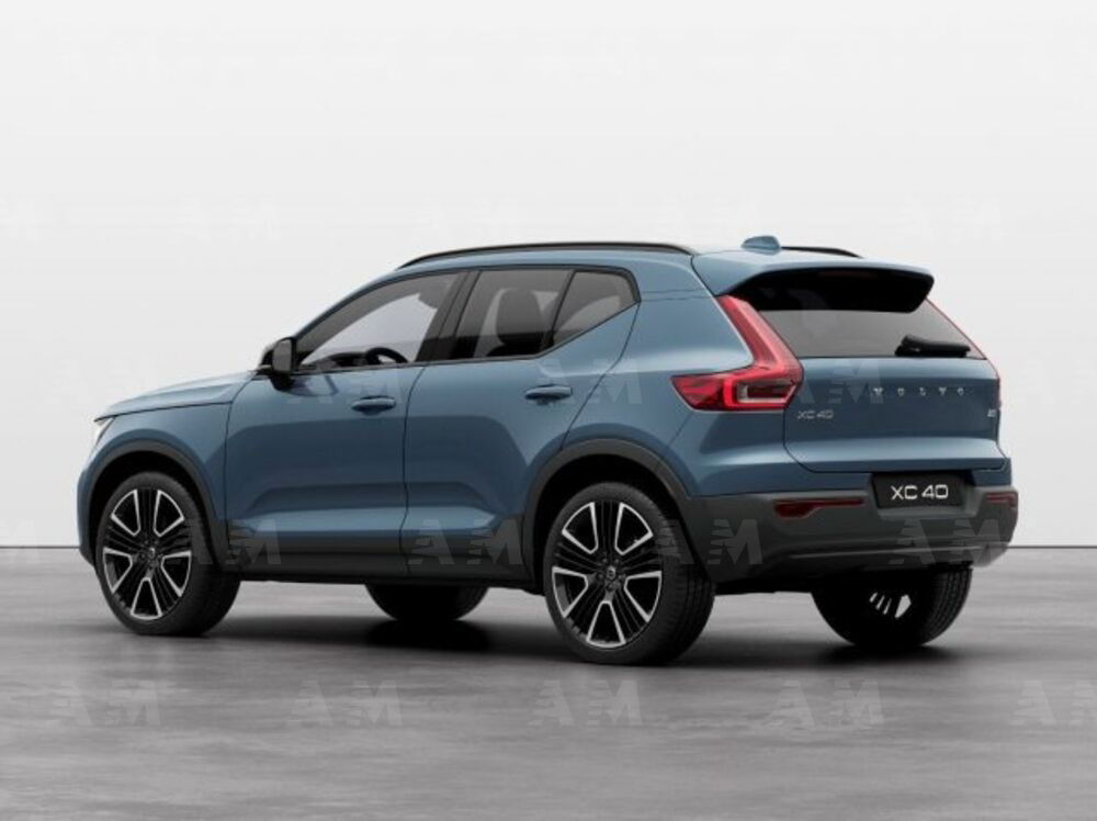 Volvo XC40 B4 automatico Plus Dark  nuova a Modena (4)