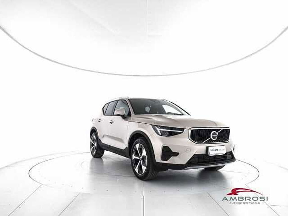 Volvo XC40 B3 automatico Core  nuova a Corciano (2)