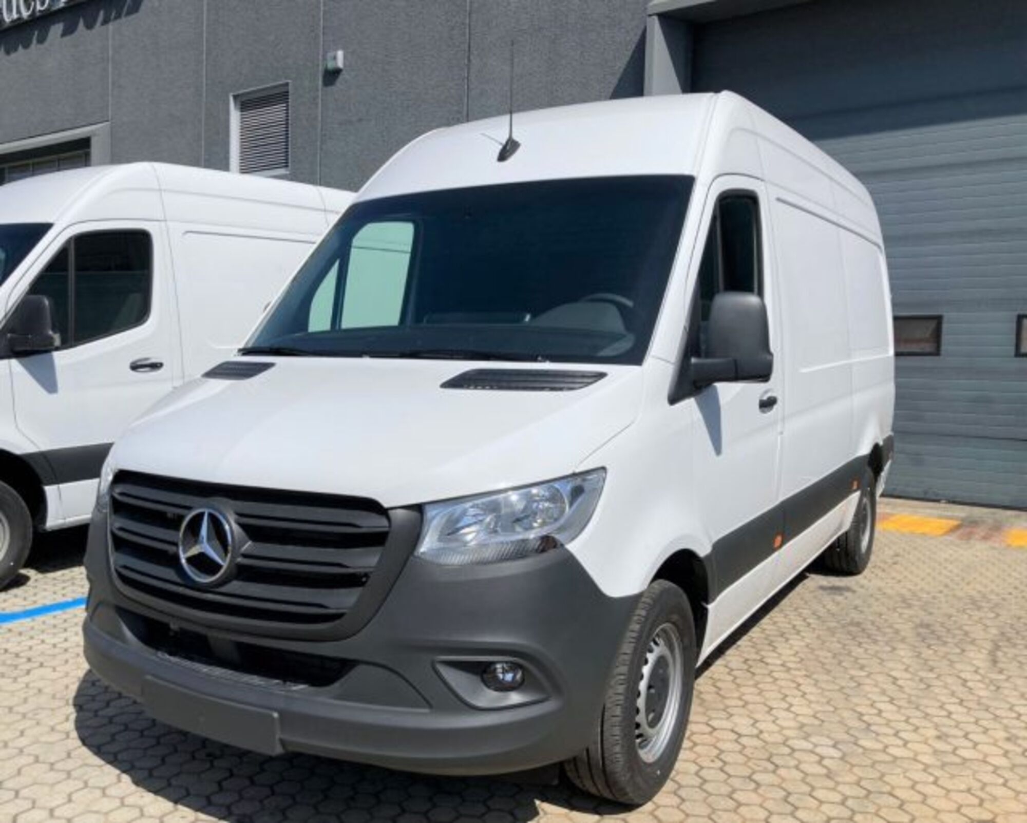 Mercedes-Benz Sprinter F37/35 317 CDI F RWD TA Furgone nuova a Filago