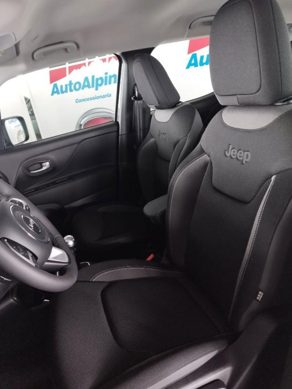 Jeep Renegade nuova a Aosta (15)