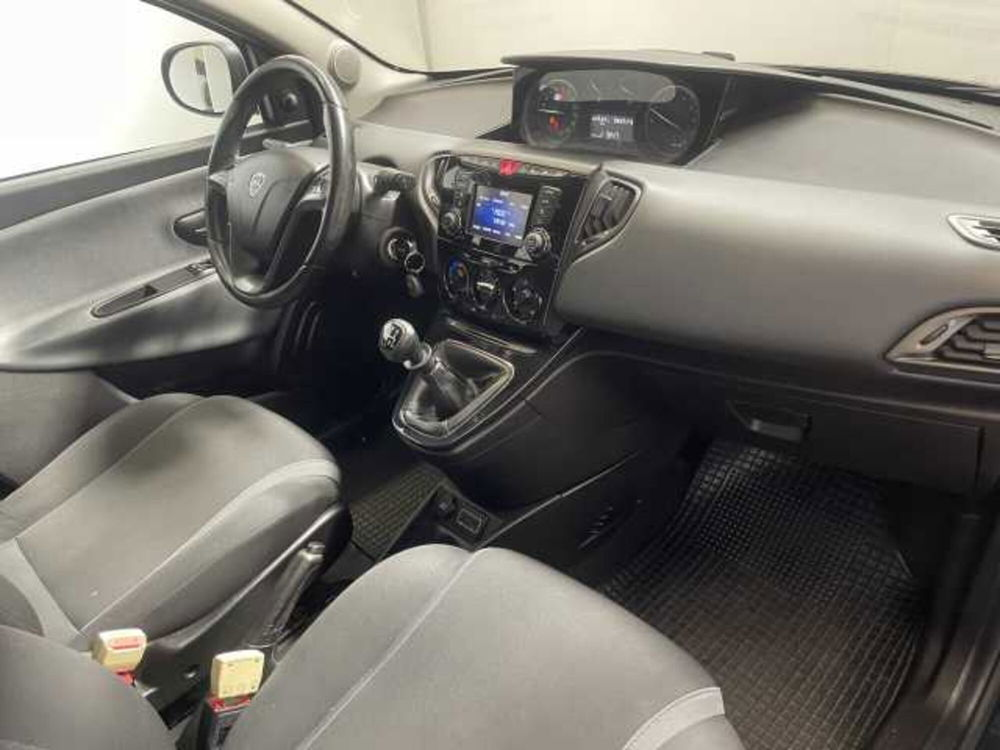 Lancia Ypsilon usata a Napoli (7)