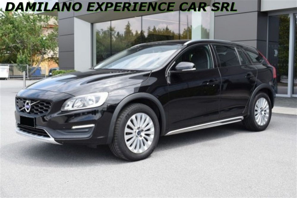 Volvo V60 Cross Country D4 Geartronic Business del 2016 usata a Cuneo