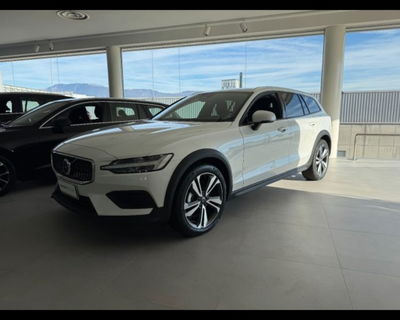 Volvo V60 Cross Country B4 (d) AWD Geartronic Business Pro Line nuova a Conegliano