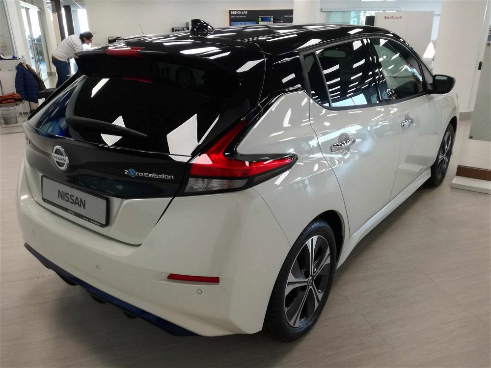 Nissan Leaf N-Connecta 40 kWh  nuova a Salerno (2)