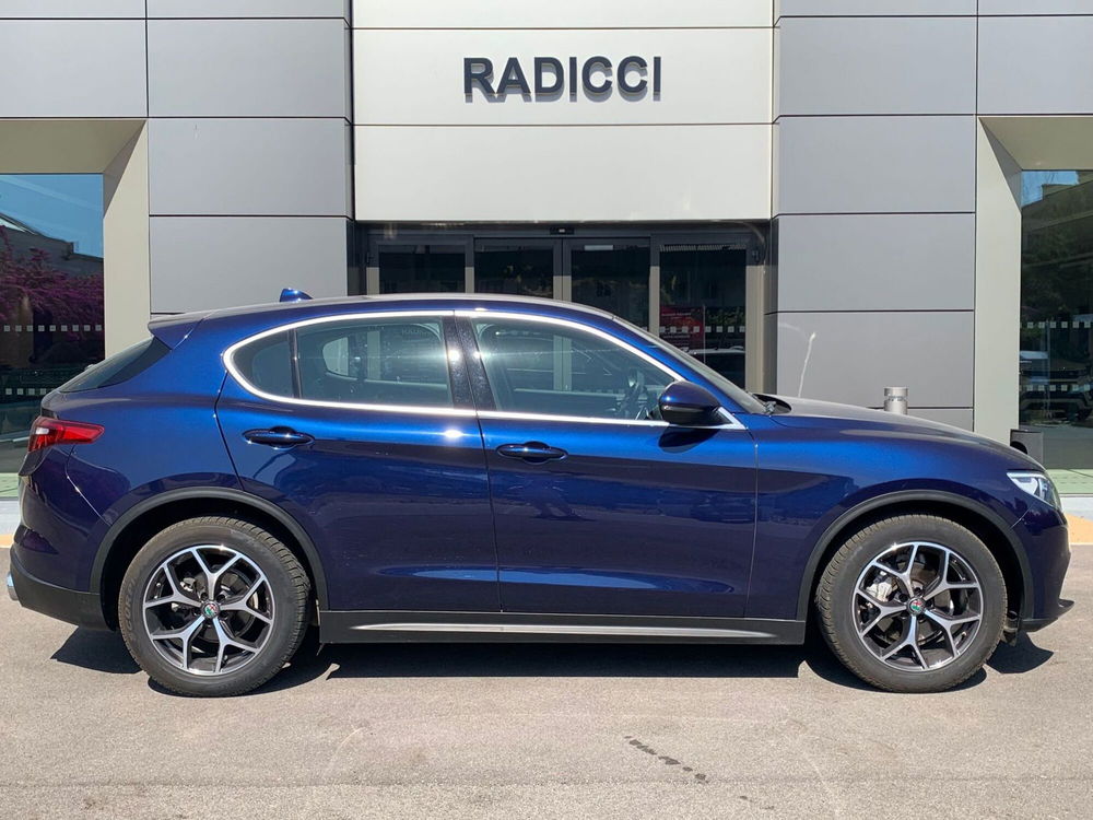 Alfa Romeo Stelvio usata a Bari (6)