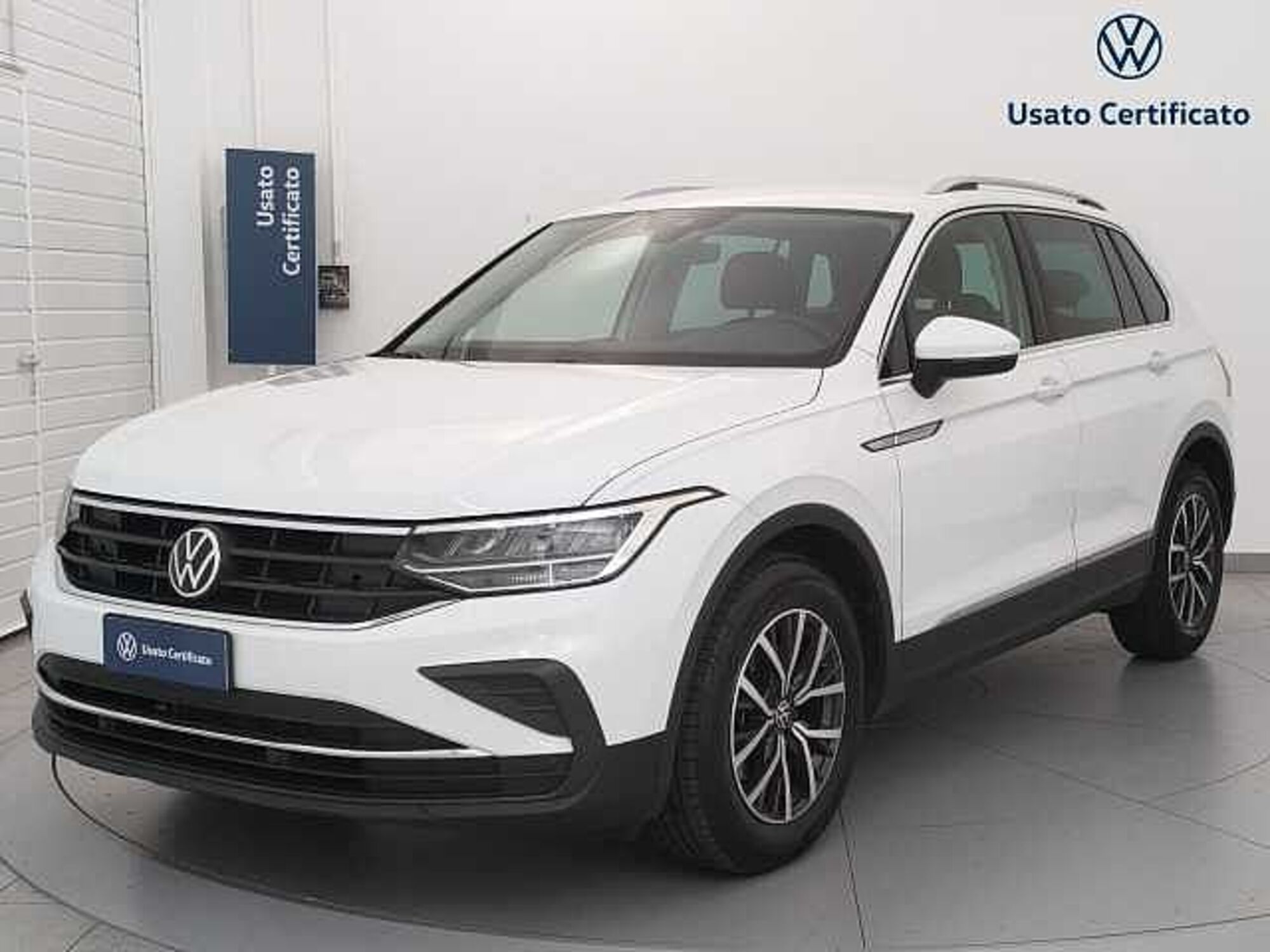 Volkswagen Tiguan 2.0 TDI SCR Life del 2020 usata a Busto Arsizio