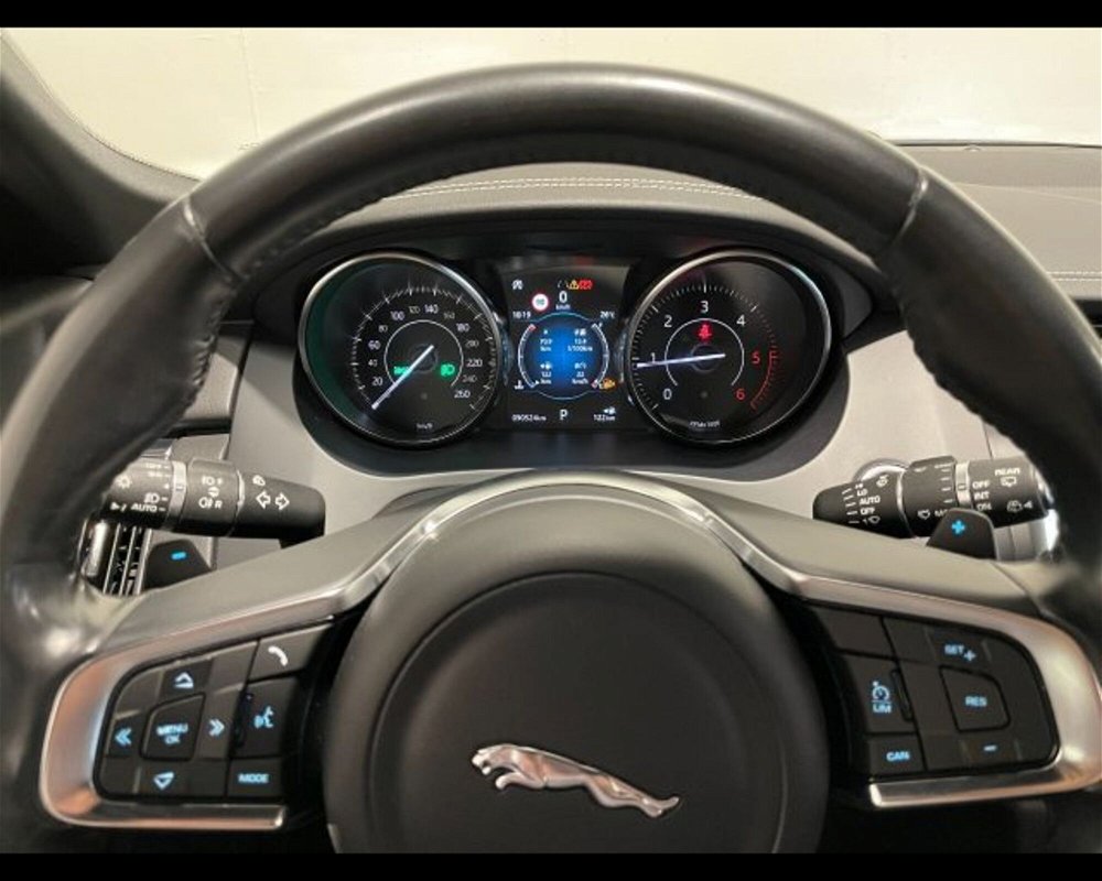 Jaguar E-Pace 2.0D 150 CV AWD R-Dynamic S  del 2018 usata a Conegliano (5)