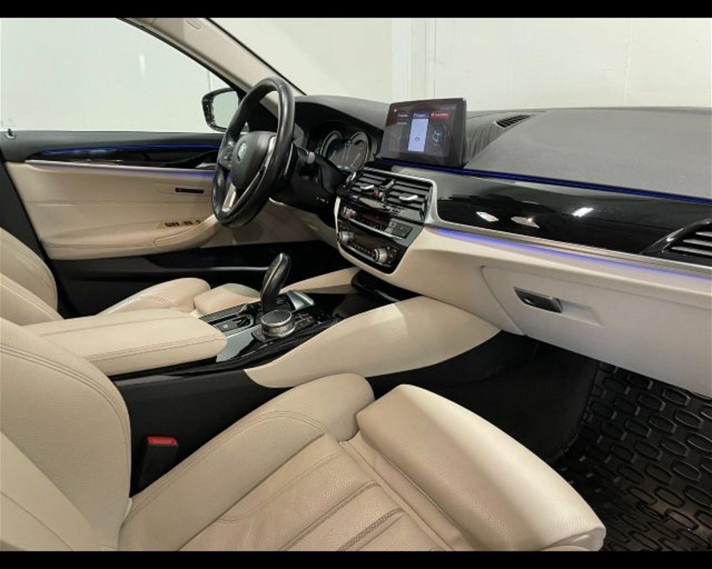 BMW Serie 5 Touring 520d xDrive  Luxury  del 2019 usata a Conegliano (4)