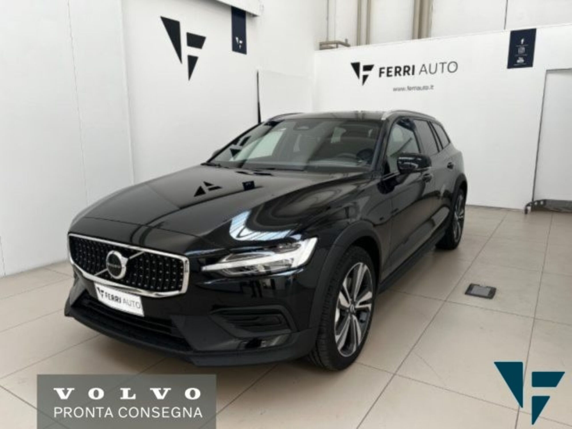 Volvo V60 Cross Country 2.0 b4 Plus awd auto nuova a Tavagnacco