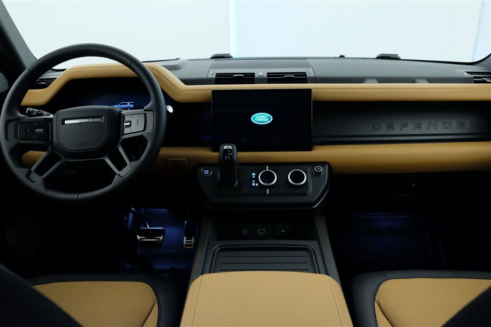 Land Rover Defender 130 3.0D I6 300 CV AWD Auto X  del 2022 usata a Castel d'Ario (4)