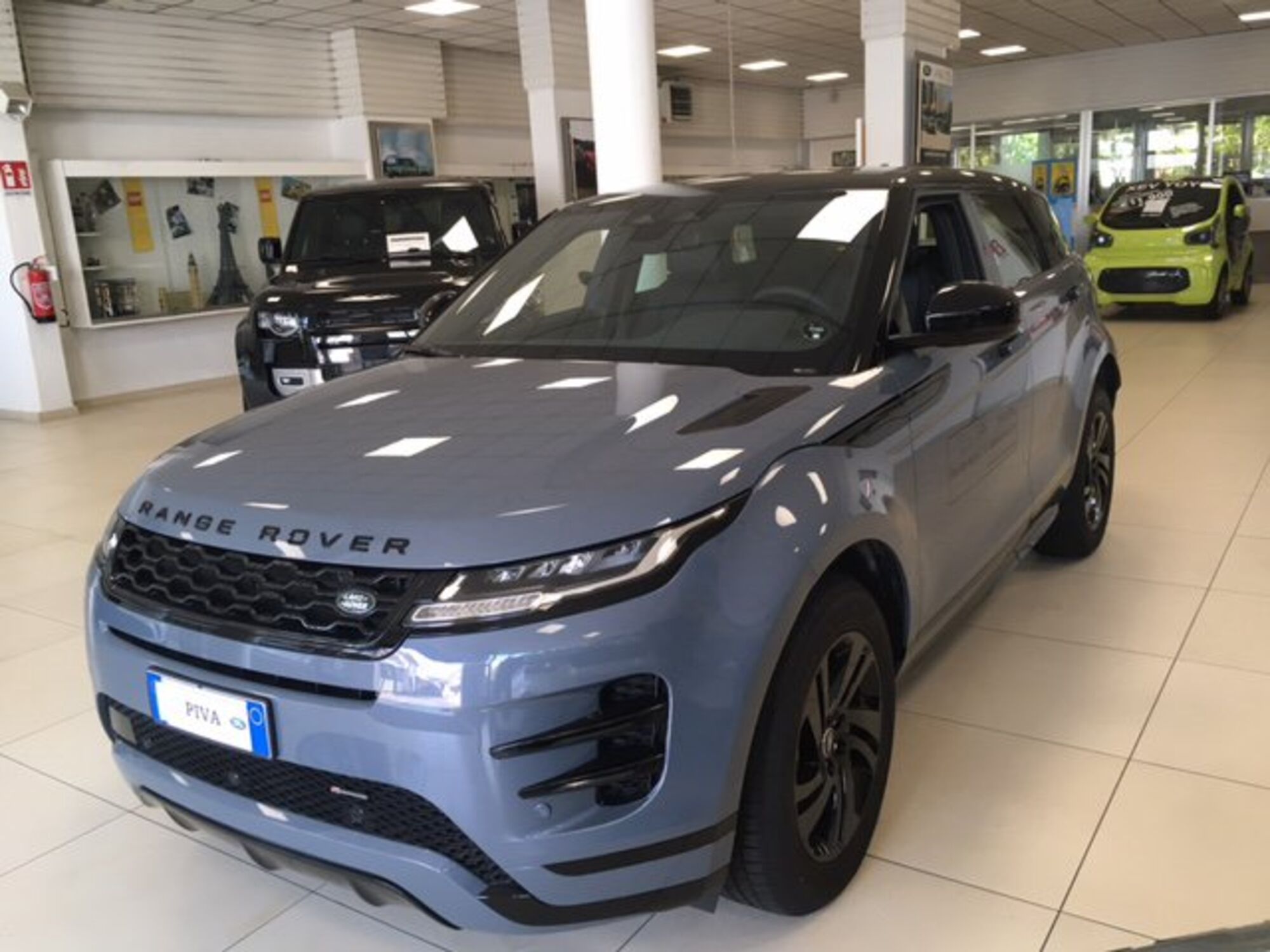 Land Rover Range Rover Evoque 2.0D I4 163 CV AWD Auto R-Dynamic  del 2023 usata a Abbiategrasso