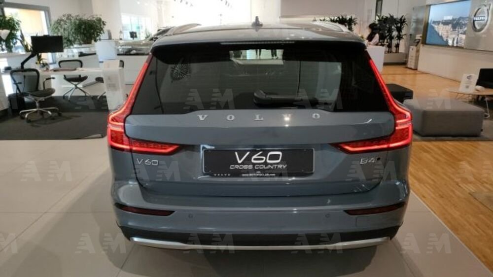 Volvo V60 Cross Country B4 (d) AWD automatico Plus nuova a Modena (5)