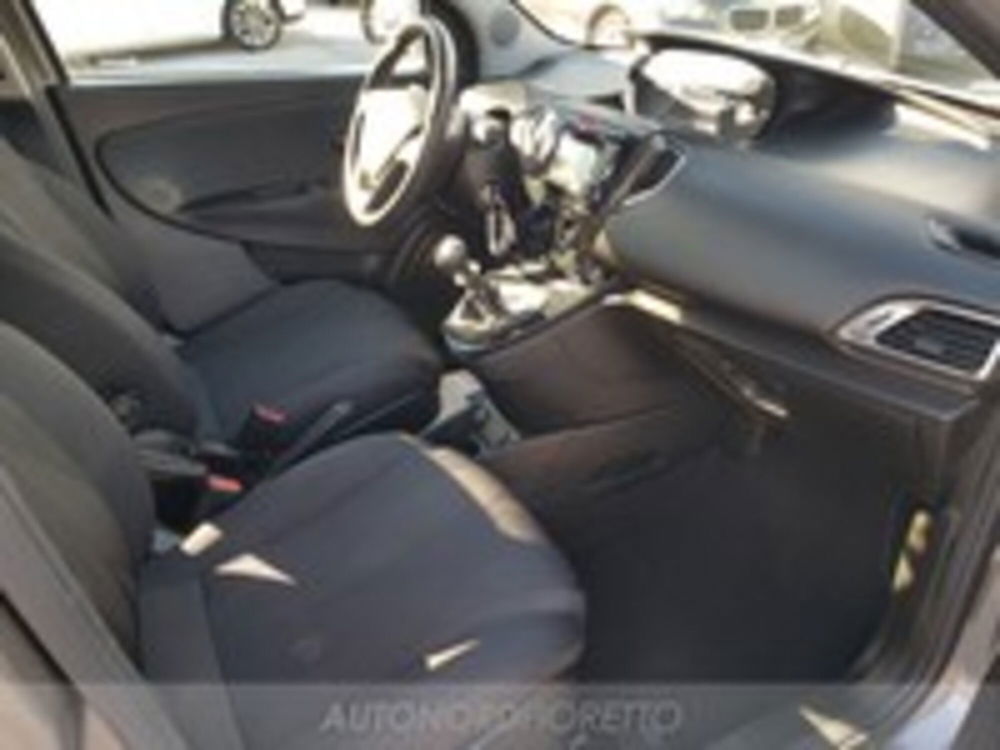 Lancia Ypsilon usata a Pordenone (12)