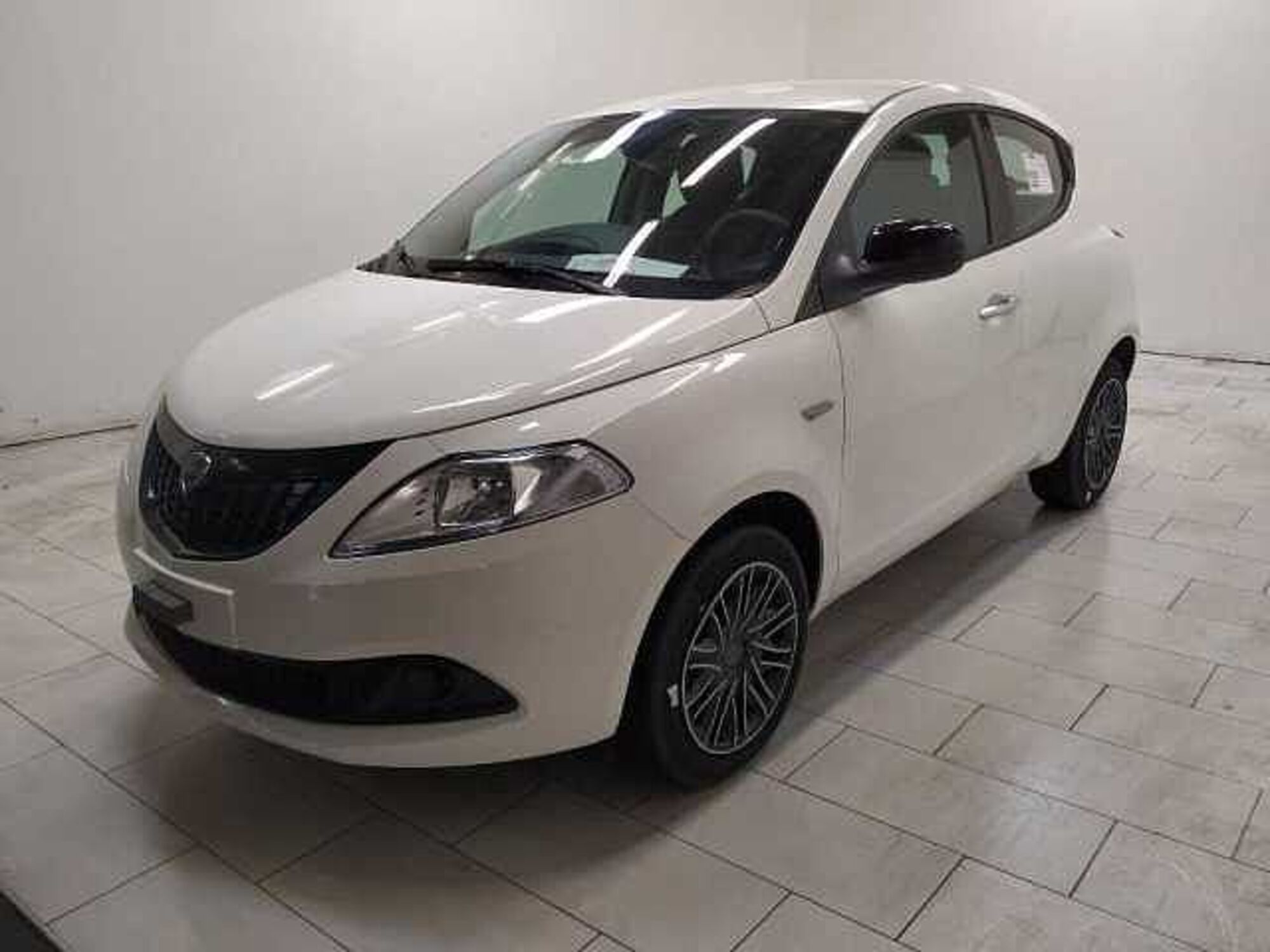 Lancia Ypsilon 1.0 FireFly 5 porte S&amp;S Hybrid Silver Plus nuova a Cuneo