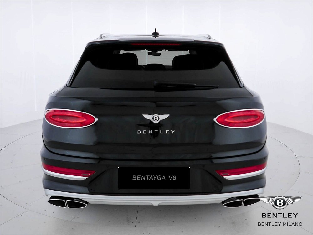 Bentley Bentayga Bentayga EWB 4.0 V8 Azure auto del 2023 usata a Milano (5)