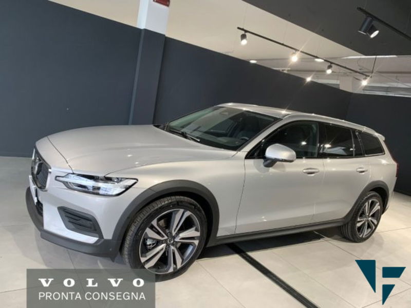 Volvo V60 Cross Country 2.0 b4 Core awd auto nuova a Tavagnacco