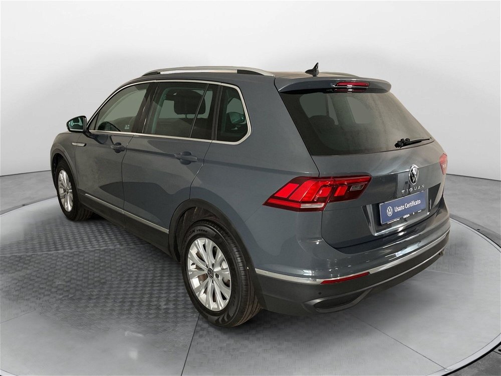 Volkswagen Tiguan 2.0 TDI 150 CV SCR DSG 4MOTION Life del 2021 usata a Carnago (4)