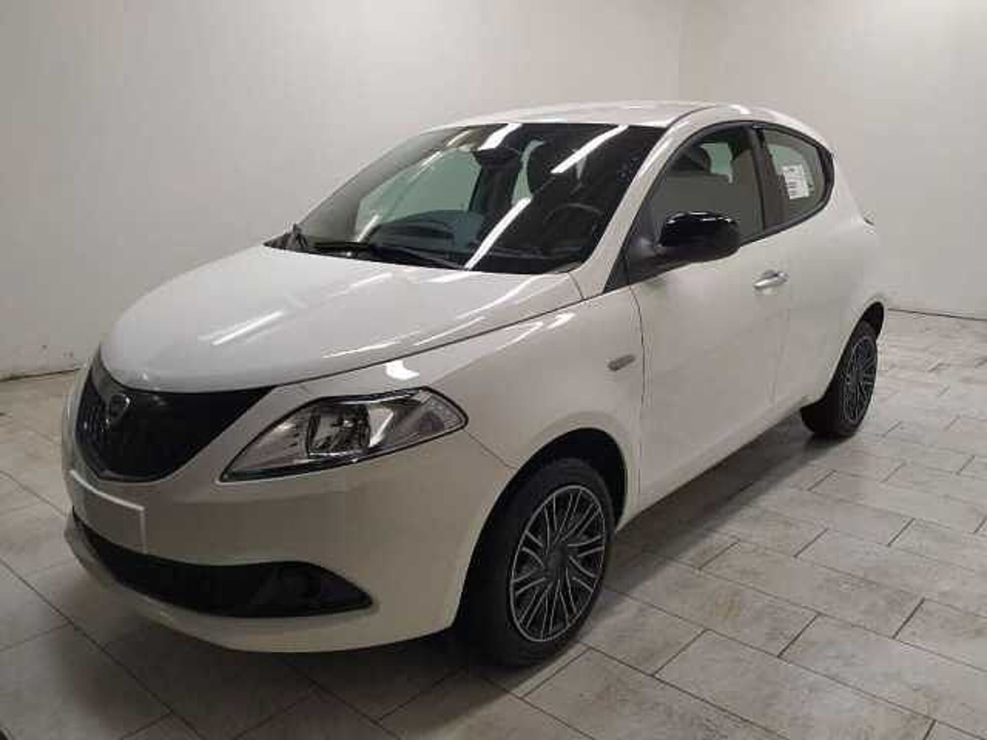 Lancia Ypsilon 1.0 FireFly 5 porte S&amp;S Hybrid Ecochic Silver  nuova a Cuneo