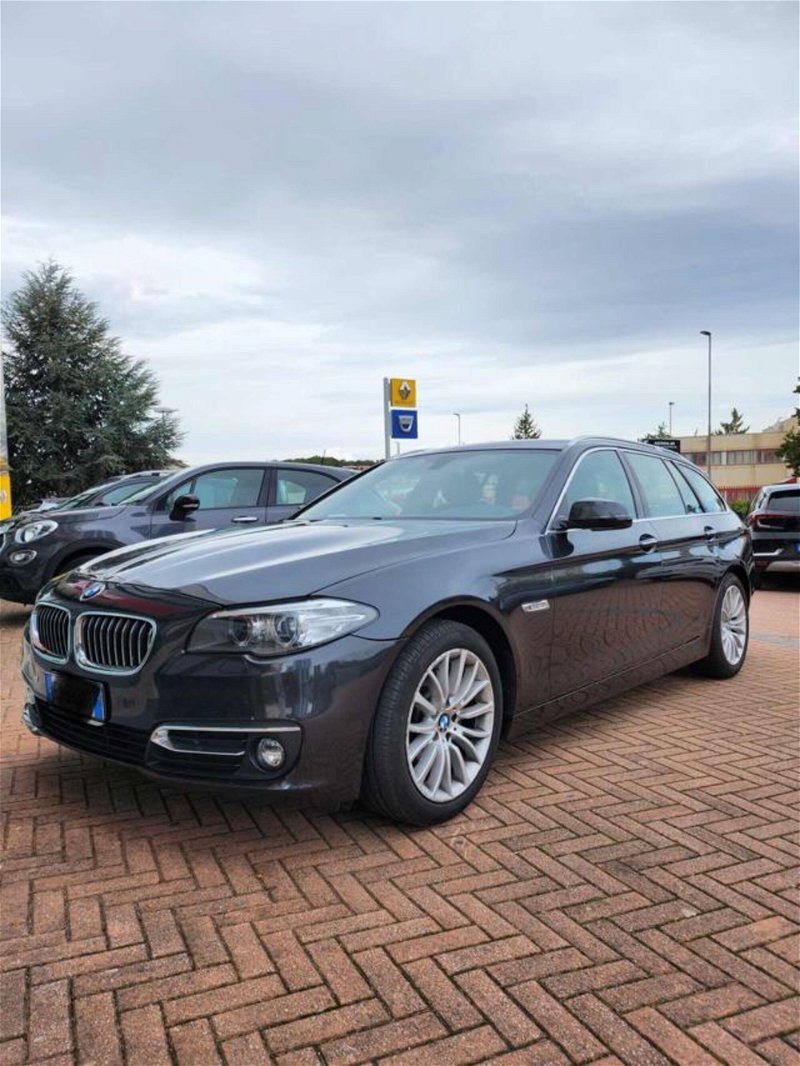 BMW Serie 5 Touring 520d  Luxury my 14 del 2015 usata a Campobasso