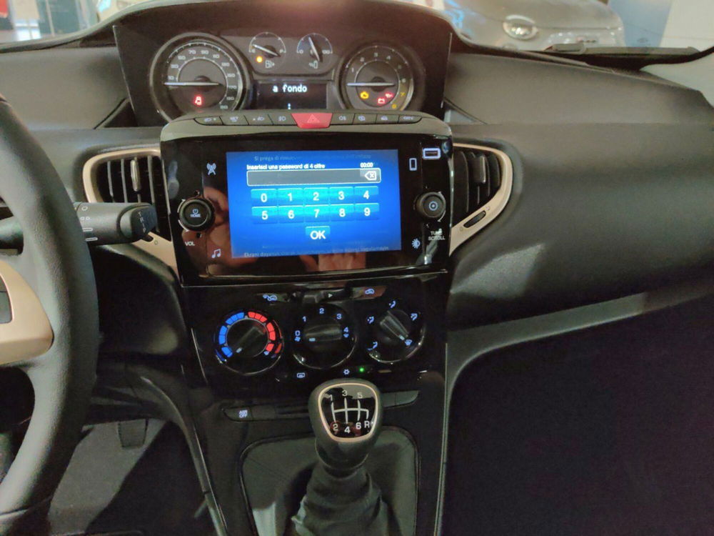 Lancia Ypsilon nuova a Pordenone (13)