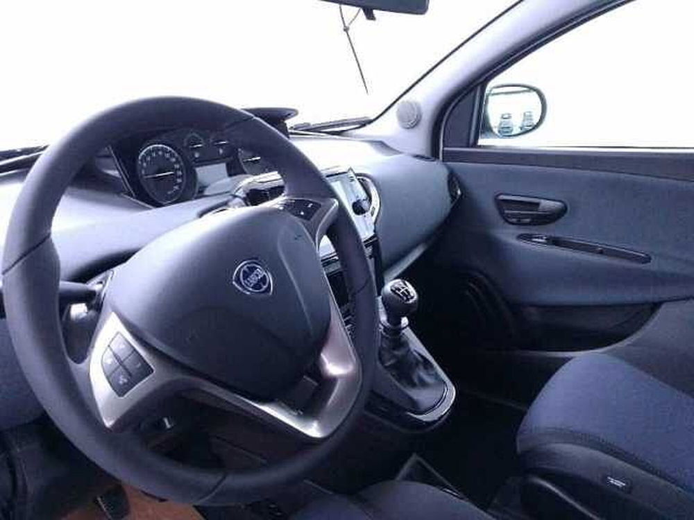 Lancia Ypsilon nuova a Cuneo (16)