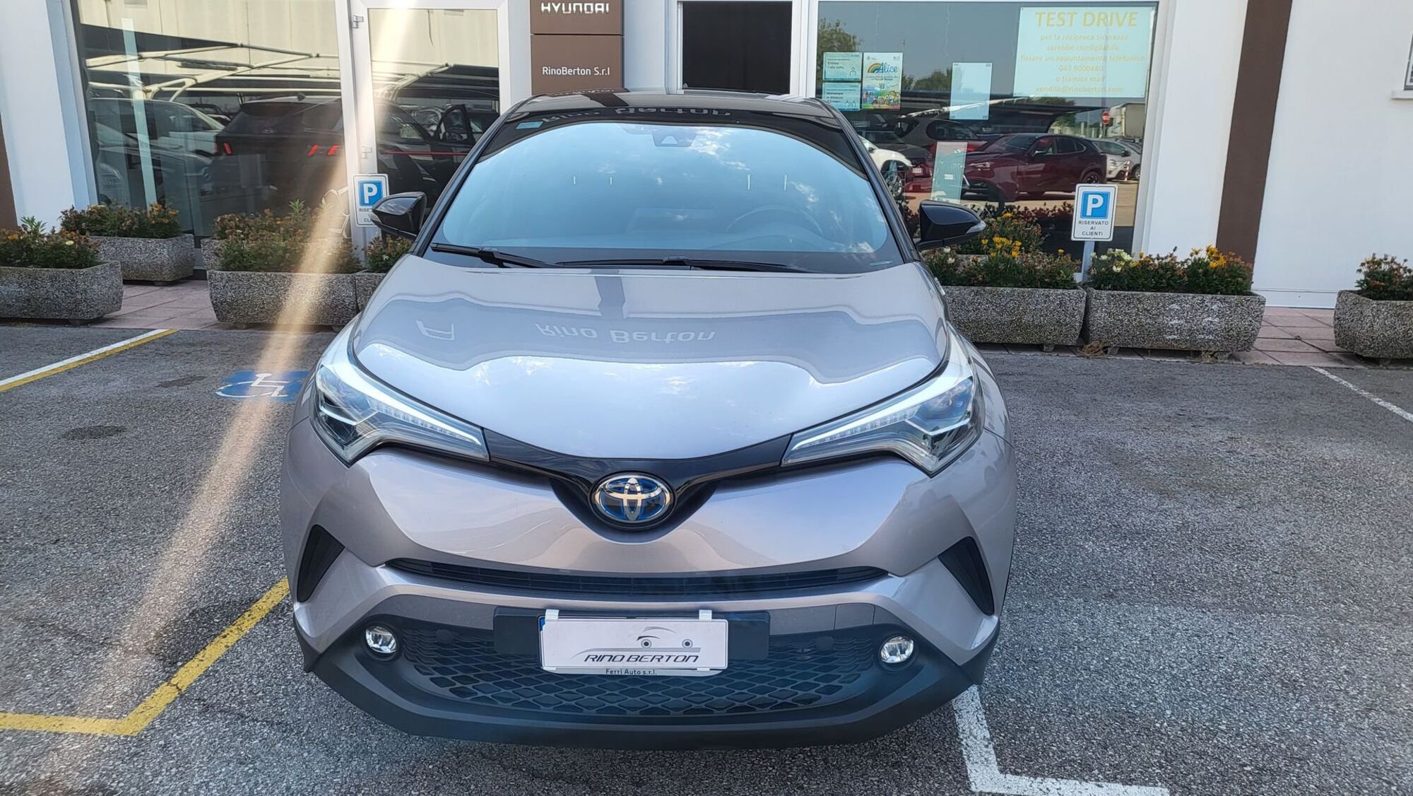 Toyota Toyota C-HR 1.8 Hybrid E-CVT Style  del 2017 usata a Veggiano