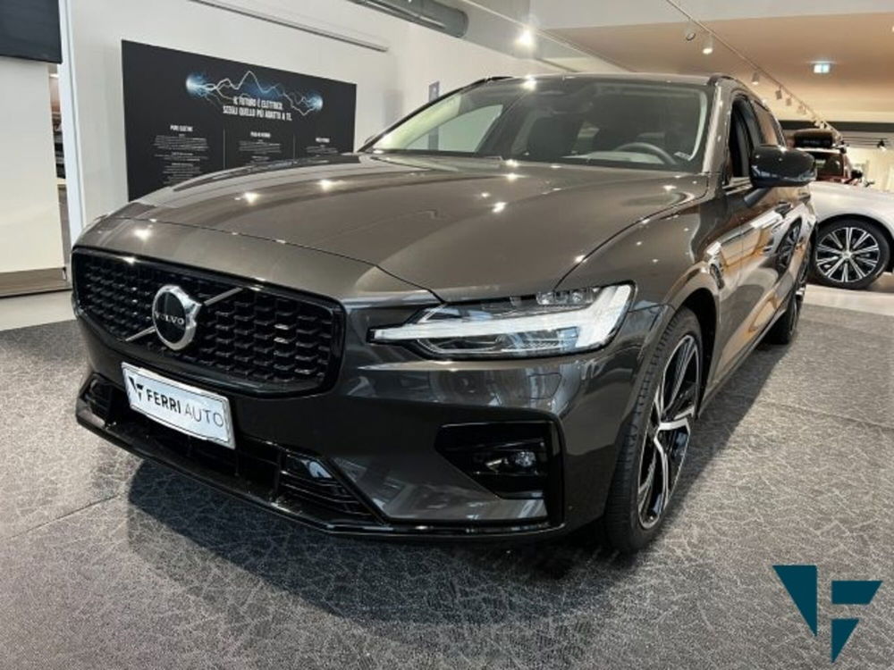 Volvo V60 B4 (d) automatico Plus Dark nuova a Tavagnacco