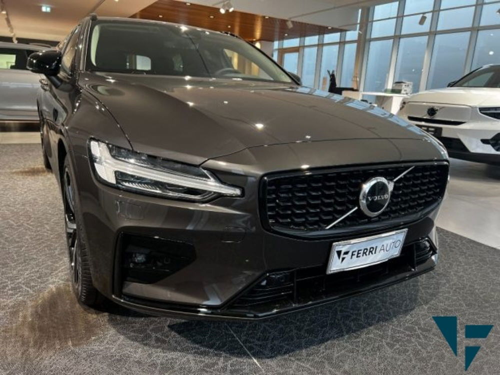 Volvo V60 B4 (d) automatico Plus Dark nuova a Tavagnacco (3)