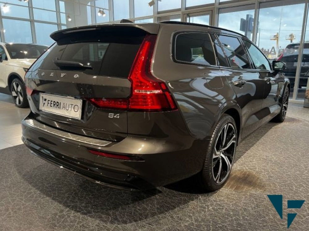 Volvo V60 B4 (d) automatico Plus Dark nuova a Tavagnacco (4)