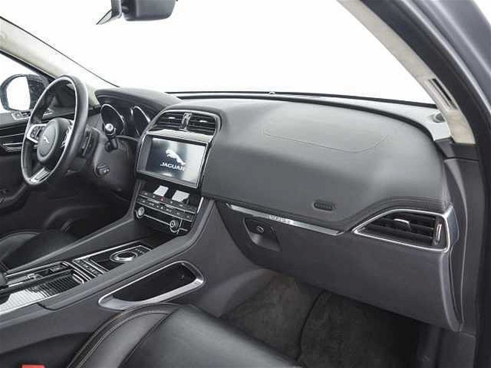 Jaguar F-Pace 2.0 D 180 CV AWD aut. Prestige  del 2020 usata a Viterbo (3)