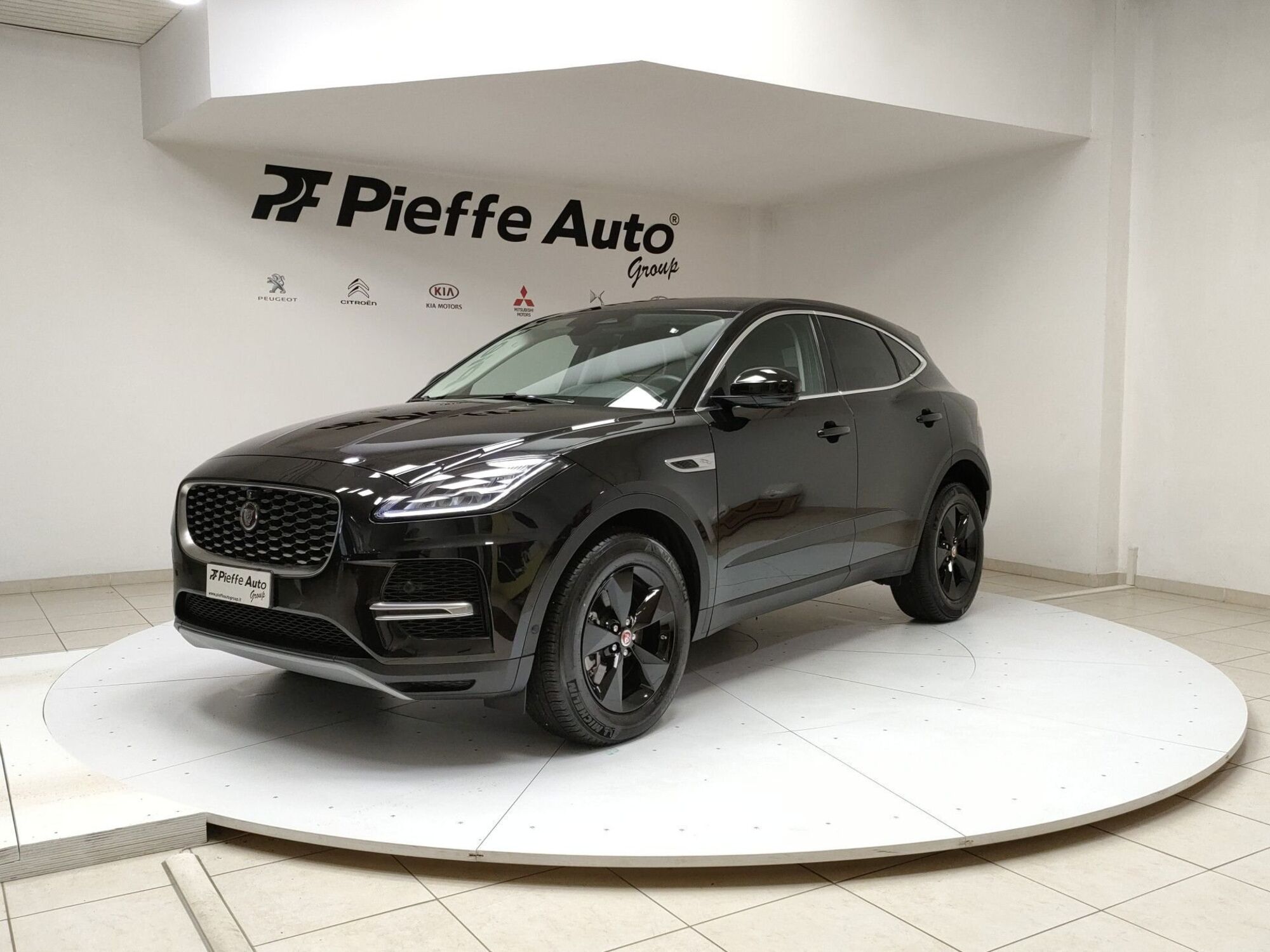 Jaguar E-Pace 2.0d i4 mhev R-Dynamic S awd 163cv auto del 2021 usata a Teramo