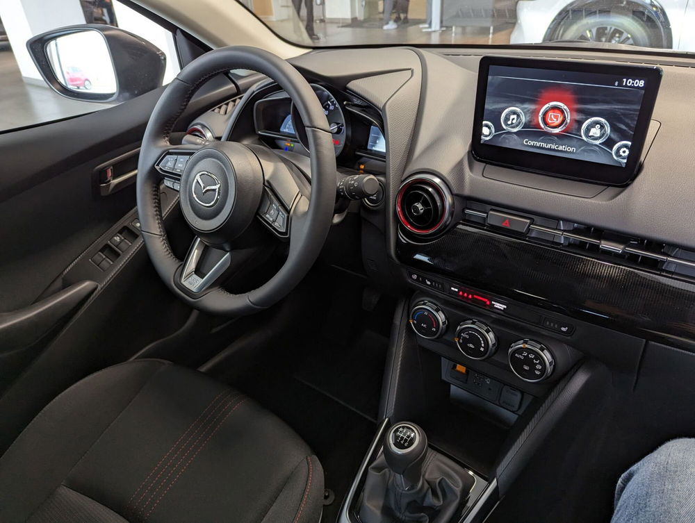 Mazda Mazda2 Hybrid nuova a Napoli (9)