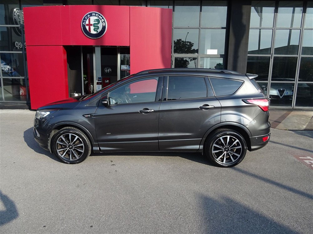 Ford Kuga 2.0 TDCI 150 CV S&S 4WD Powershift ST-Line  del 2018 usata a Lucca (2)