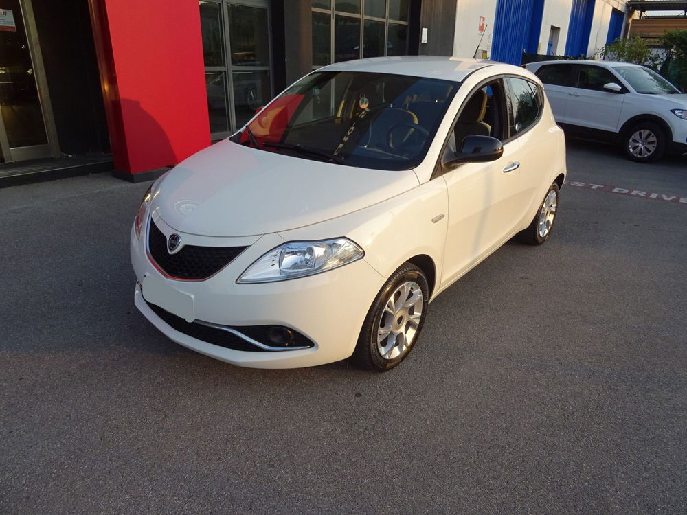 Lancia Ypsilon usata a Lucca