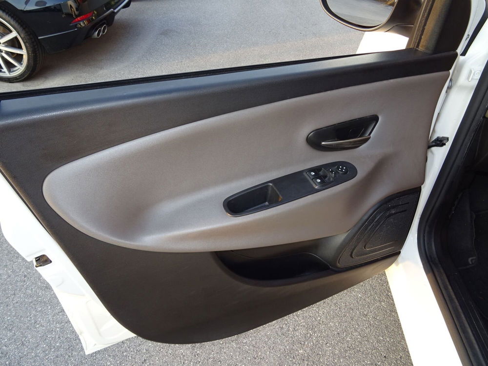 Lancia Ypsilon usata a Lucca (9)